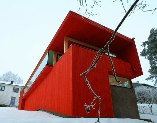 hölzernes-haus-in-roter-farbe
