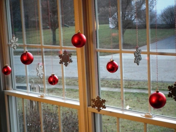 interessante-fensterdeko-zu-weihnachten-rote-kugeln