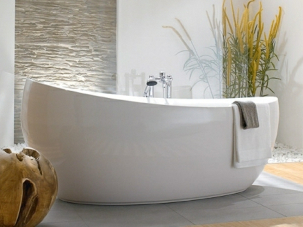 interessantes-und-schönes-design-von-badewanne-mit-schürze