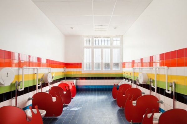 kindergarten-interieur-badezimmer-in-bunten-farben