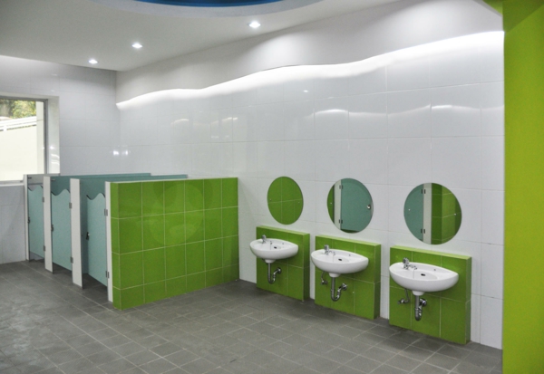 kindergarten-interieur-badezimmer-in-grün-und-weiß
