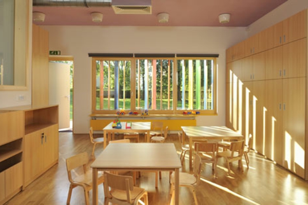 kindergarten-interieur-beige-tische-und-stühle