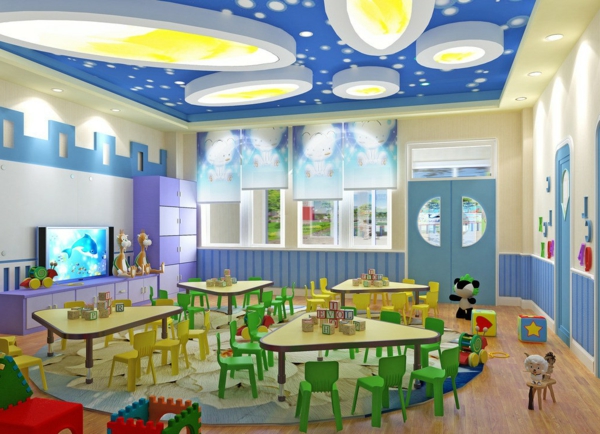 kindergarten-interieur-blaue-zimmerdecke