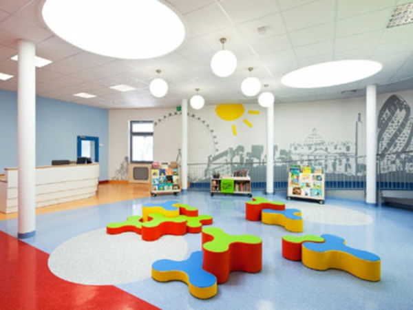 kindergarten-interieur-bunte-elemente-und-weiße-säule