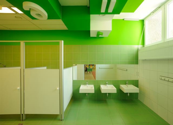 kindergarten-interieur-cooles-badezimmer-in-grün-und-weiß