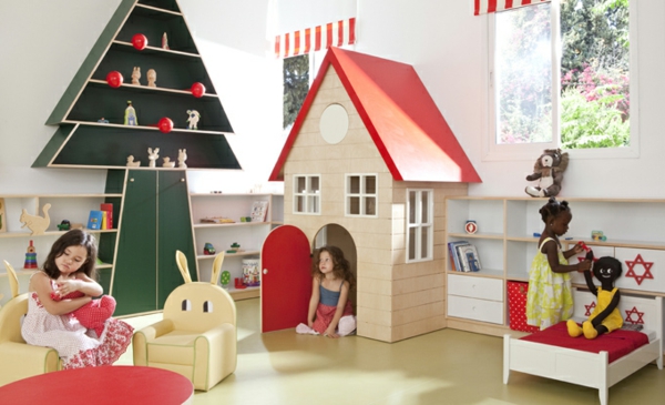 kindergarten-interieur-ein-kinderhaus-und-ein-künstlicher-baum