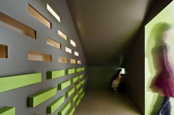 kindergarten-interieur-extravagante-wand-in-grauer-farbe-und-mit-grünen-akzenten