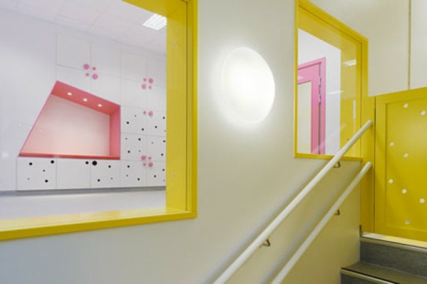 kindergarten-interieur-gelb-und-weiß