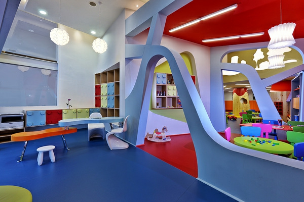 kindergarten-interieur-großer-raum-in-blauer-farbe