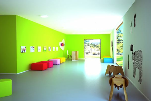kindergarten-interieur-großer-zimmerraum-mit-wänden-in-elektrischer-farbe