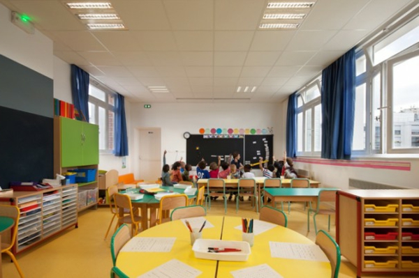 kindergarten-interieur-großes-zimmer-mit-einer-tafel
