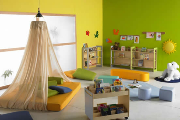 kindergarten-interieur-grüne-und-gelbe-wand-bett-mit-gardinen