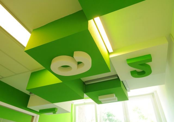 kindergarten-interieur-grüne-zimmerdecke-mit-nummern
