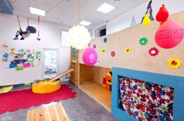 kindergarten-interieur-hängende-rosige-kugeln