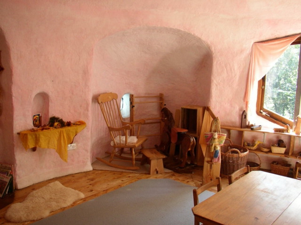 kindergarten-interieur-hölzerne-möbel