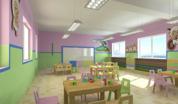kindergarten-interieur-hölzerne-tische-und-wände-in-rosig-und-grün