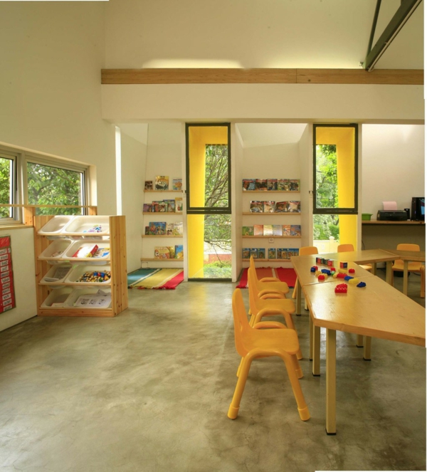 kindergarten-interieur-hölzerner-tisch