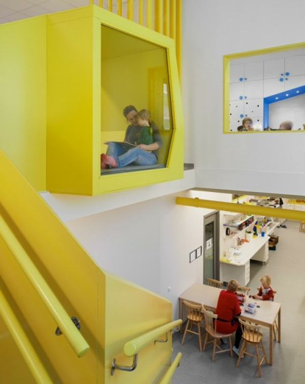 kindergarten-interieur- in-gelber-farbe