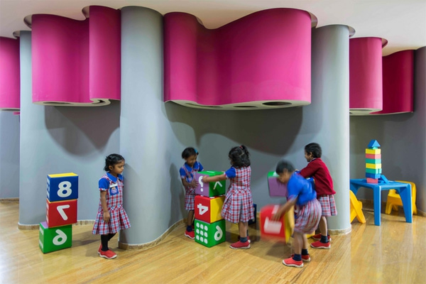 kindergarten-interieur-rosige-akzente-blaue-wand