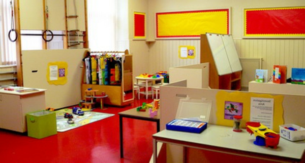 kindergarten-interieur-roter-boden