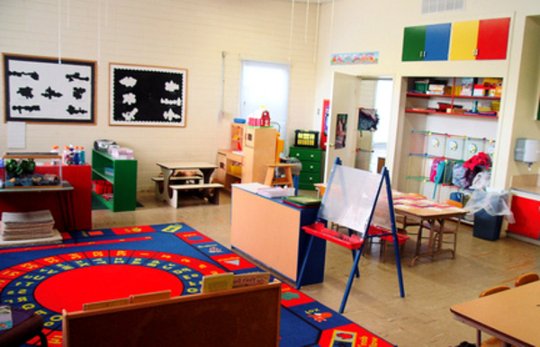 kindergarten-interieur-roter-teppcih