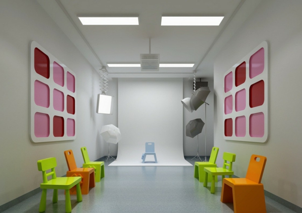kindergarten-interieur-schlichte-graue-wände-und-bunte-stühle