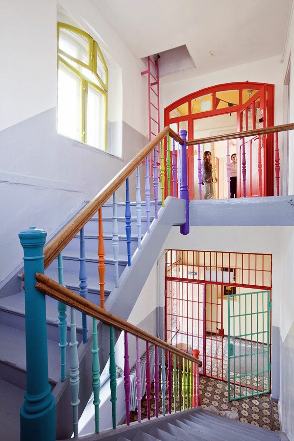 kindergarten-interieur-treppen-mit-bunten-geländern