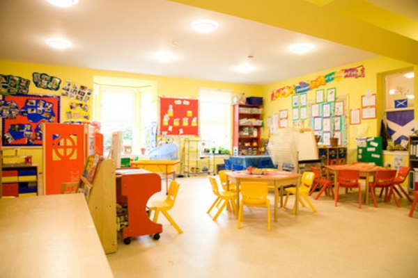 kindergarten-interieur-viele-bunte-kleine-esstische-mit-stühlen