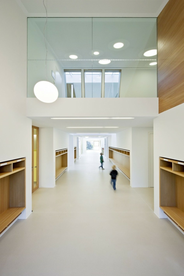 kindergarten-interieur-weiße-große-halle-sehr-modern