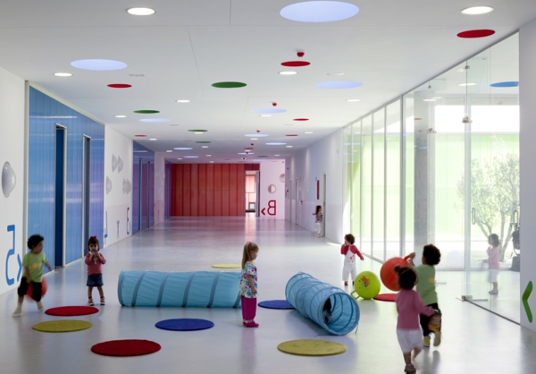 kindergarten-interieur-wände-aus-glas