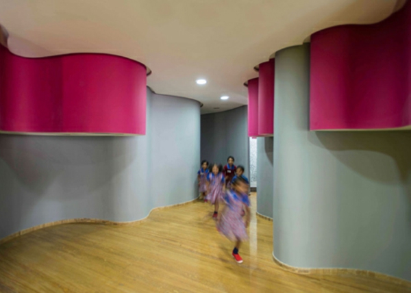 kindergarten-interieur-zyklamenfarbige-akzente-kinder-lauen