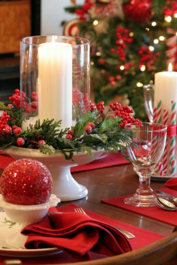 klassische-Tischdeko-zum-Weihnachten-mit-wunderschönen-Dekorationen