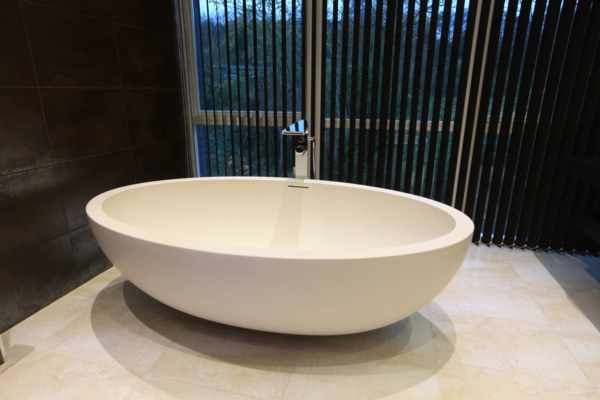 kleine-badewannen-freistehend-wunderschöne-moderne-badezimmer-gestaltung