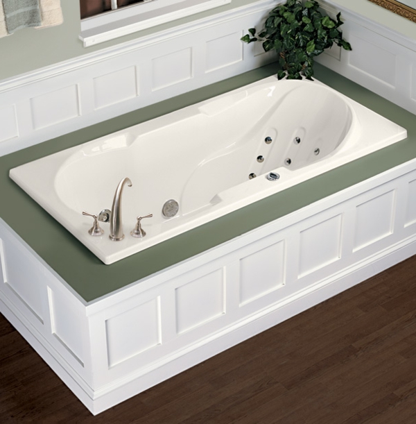 kleine-eingebaute-badewanne-grüne-akzente