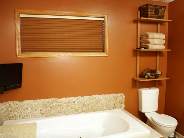 kleine-eingebaute-badewanne-im-badezimmer-mit-wänden-in-orange