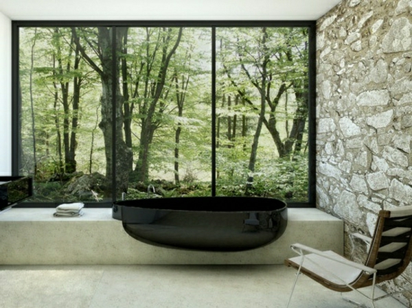 kleine-eingebaute-badewanne-im-großen-badezimmer-mit-einer-glaswand