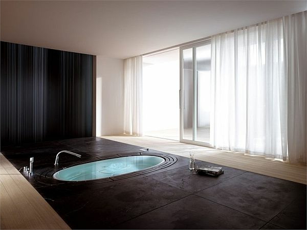 kleine-eingebaute-badewanne-im-großen-luxuriösen-badezimmer
