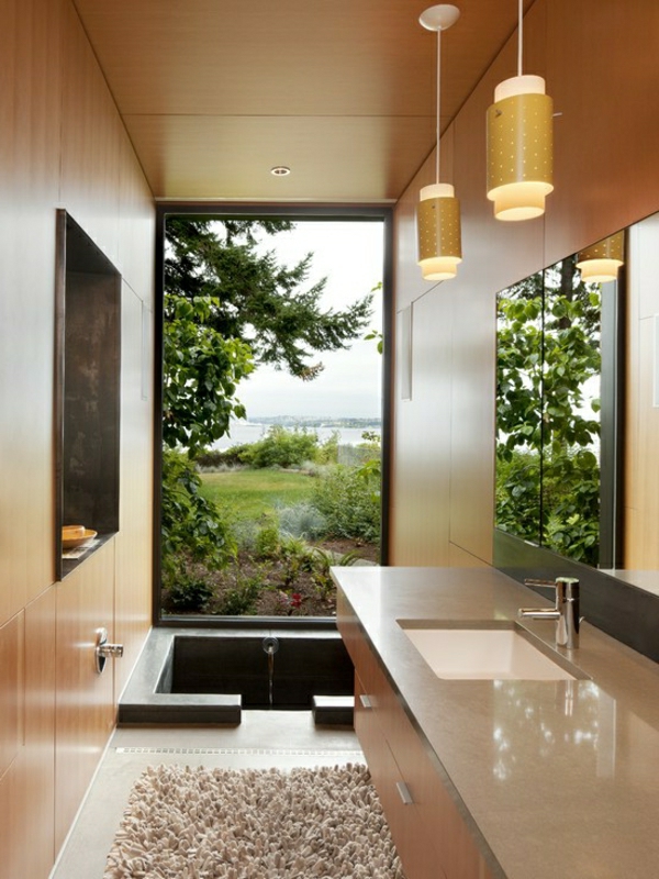 kleine-eingebaute-badewanne-im-kleinen-luxuriösen-badezimmer-mit-einer-gläsernen-wand