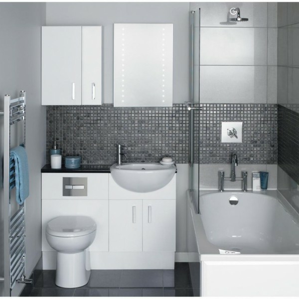 kleine-eingebaute-badewanne-im-kleinen-schönen-badezimmer-in-weiß-und-grau