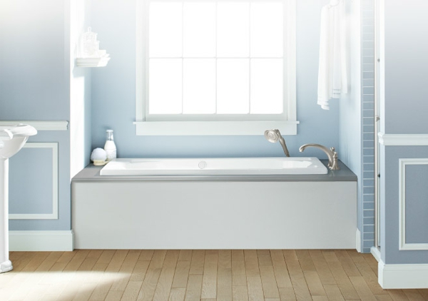 kleine-eingebaute-badewanne-weiß-und-attraktiv-ausgestattet