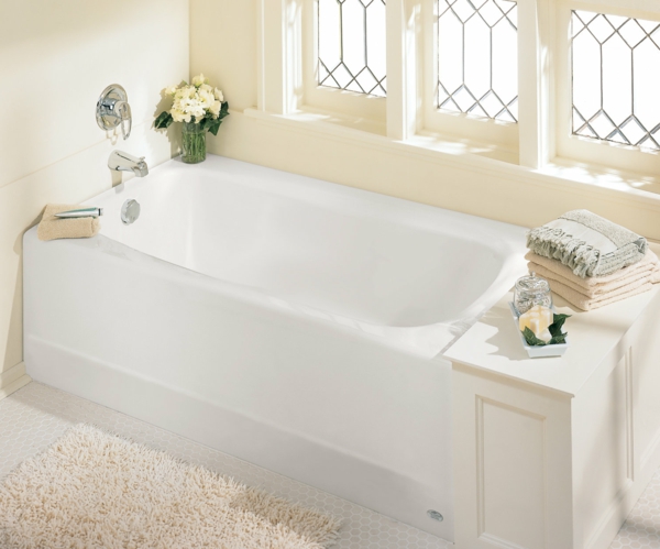 kleine-eingebaute-badewanne-weiße-und-elegante-gestaltung