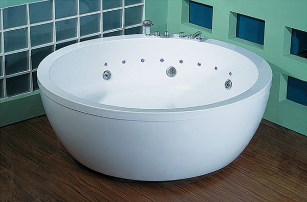 kleine-moderne-schöne-badewanne-mit-runder-form