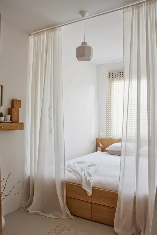 kleines-schlafzimmer-einrichten-durchsichtige-weiße-gardinen