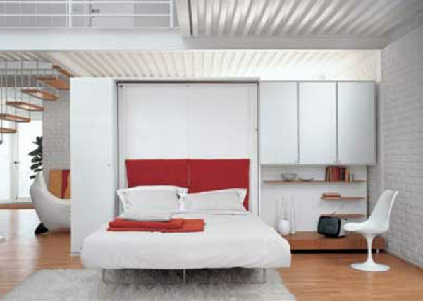 kleines-schlafzimmer-einrichten-rote-akzente-im-weißen-zimmer