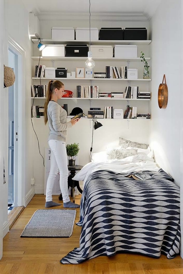 kleines-schlafzimmer-einrichten-viele-weiße-regale