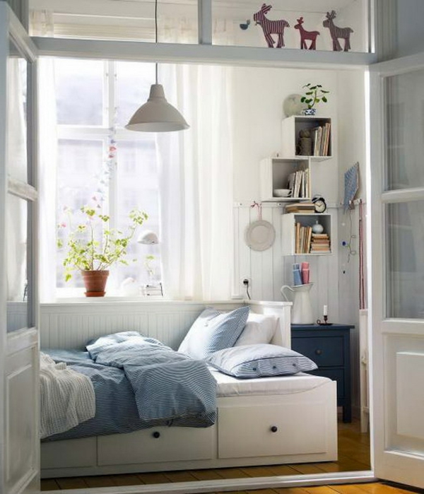 kleines-schlafzimmer-einrichten-weiße-wände-und-blaue-bettwäsche