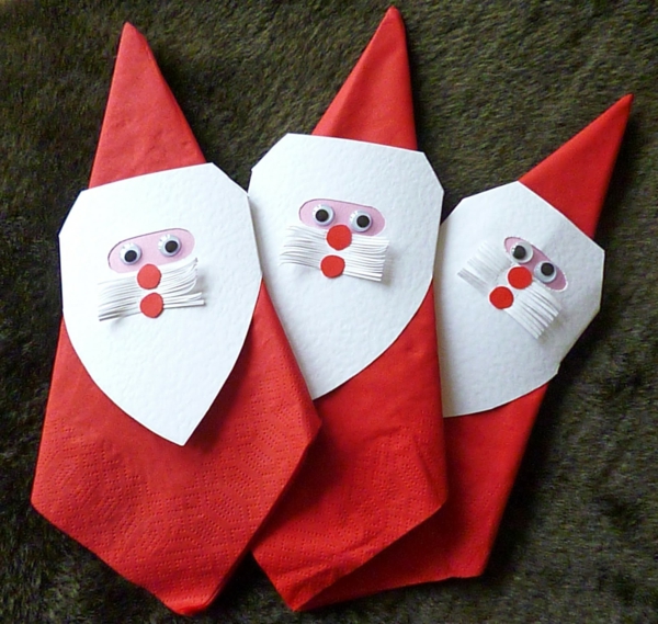 kreative-servietten-falten: weihnachten -dekoration-weihnachtsmänner