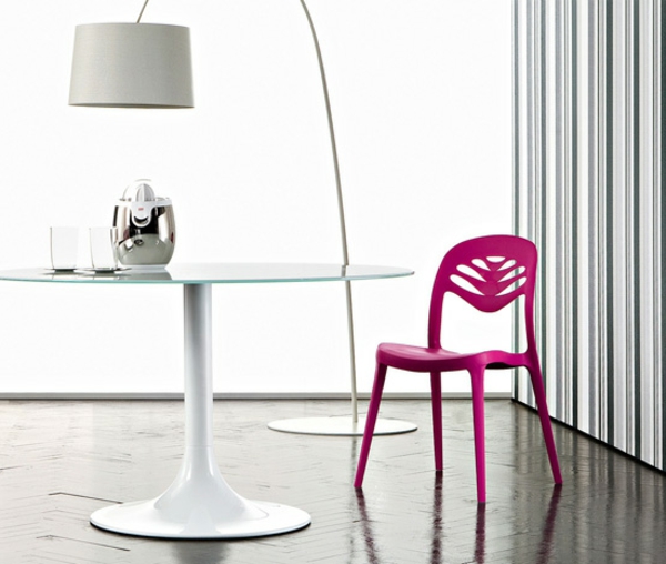 küchenstühle-in-pink-cooles-modell - neben einem weißen tisch und einer lampe