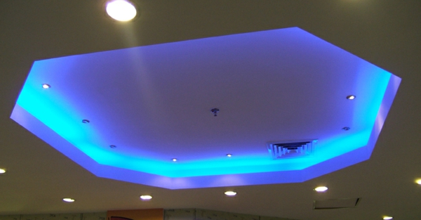 led-deckenlampe-blaues-schickes-licht