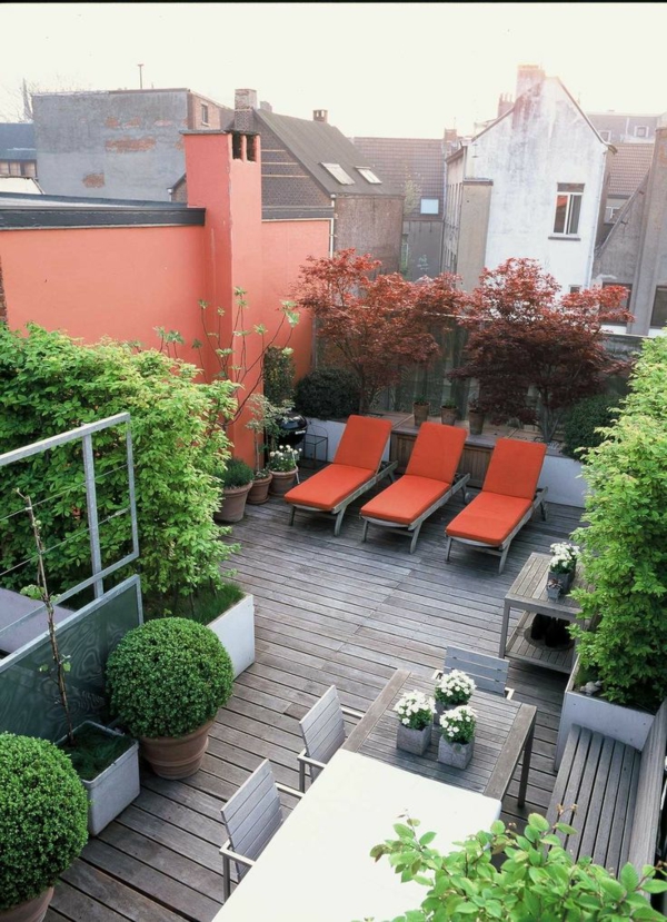 luxuriöse-und-erstaunliche-Terrasse-mit-Loungemöbeln